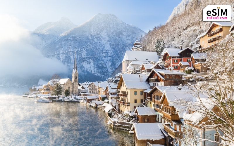 Hallstatt (Áo) nổi tiếng với ngôi làng gỗ cổ kính soi bóng bên mặt hồ phẳng lặng  